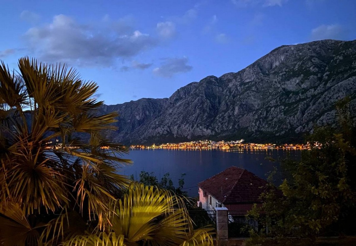 Prelijepa kuća sa dvorištem u Prčnju, Kotor